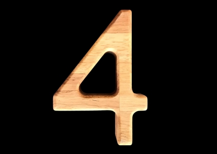 Holzzahl "4" aus Heveaholz
